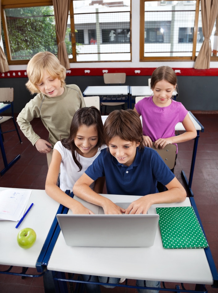 children works on laptop